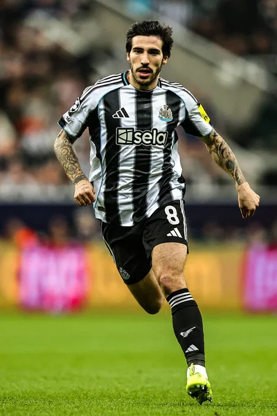 Newcastle United takımından Sandro Tonali, UEFA Şampiyonlar Ligi maçında 8 Newcastle United ile Atletizm Kulübü arasında 5 Kasım 2025 'te St. James' s Park, Newcastle 'da karşılaştı. 