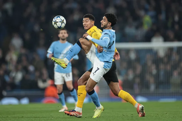 Manchester City 'den Omar Marmoush ve Borussia Dortmund' dan Jobe Bellingham Manchester City 'deki Manchester Stadyumu' nda oynanan 8 Manchester City 'nin 4. Maçı' nda top için mücadele ediyorlar. 