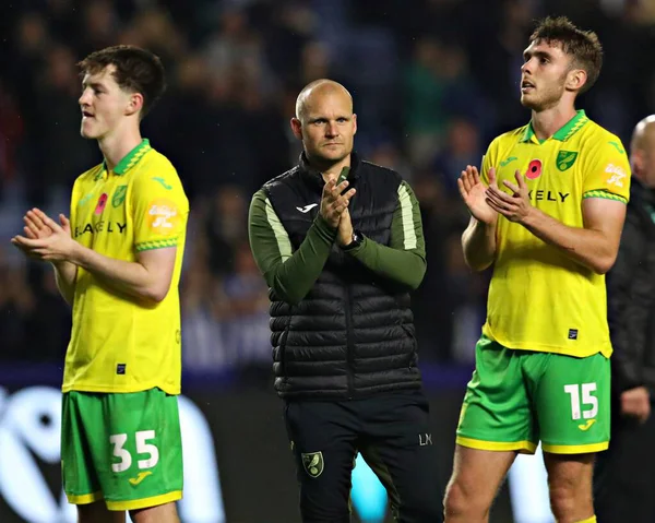 Norwich City Müdürü Liam Manning, 5 Kasım 2025 'te İngiltere' nin Sheffield kentinde Çarşamba günü Norwich City 'e karşı oynanan Gökyüzü İddia Şampiyonası maçından sonra taraftarları alkışlıyor. 
