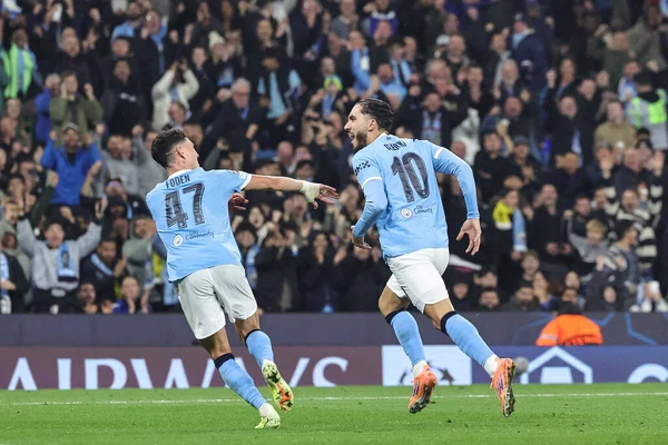 Manchester City 'den Rayan Cherki, Manchester Stadyumu' nda 5 Kasım 2025 'te oynanan 8 Manchester City-Borussia Dortmund maçında attığı golü kutluyor. 