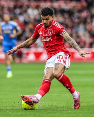 Nottingham Ormanı 'ndan Morgan Gibbs-White, Nottingham Forest' a karşı Leeds United 'ın 9 Kasım 2025' te oynadığı Premier League maçında topu bırakıyor. 
