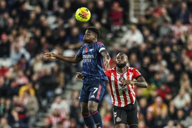 Arsenal 'den Bukayo Saka, 8 Kasım 2025' te İngiltere 'nin Sunderland kentinde oynanan Premier League maçında Sunderland-Arsenal maçında yüksek topu kazanmak için atlıyor. 