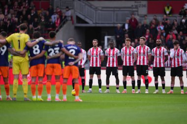 Premier Lig 'in 9 Kasım 2025' te Londra 'daki Gtech Community Stadyumu' nda oynanan Brentford-Newcastle United karşılaşmasında Pazar günü yapılacak anma maçı için dakikalar önce sessizlik bekleniyor. 