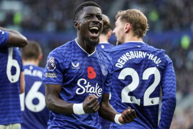 Everton 'dan İdrissa Gueye Premier Lig maçı Everton Fulham' a karşı 8 Kasım 2025 'te Liverpool, Hill Dickinson Stadyumu' nda 1-0 'lık galibiyet golünü atıyor. 