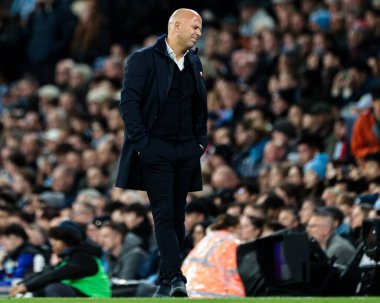 Arne Slot Liverpool teknik direktörü, 9 Kasım 2025 tarihinde Etihad Stadyumu 'nda oynanan Manchester City-Liverpool Premier League maçı sırasında üzüntüye boğuldu. 