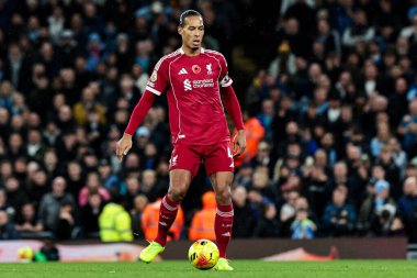 Liverpool 'dan Virgil van Dijk Premier League maçında topu ileri atıyor Manchester City Liverpool' a karşı Etihad Stadyumu, Manchester, İngiltere, 9 Kasım 2025 
