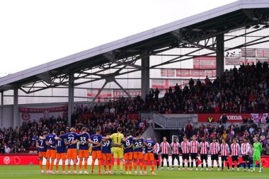 9 Kasım 2025 'te İngiltere, Londra' daki Gtech Community Stadyumu 'nda oynanan Premier League karşılaşmasında Brentford - Newcastle United anısına dakikalar saygı duruşunda bulunuldu. 