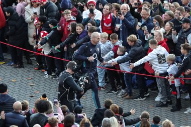 Steve Borthwick İngiltere teknik direktörü selamlanıyor. Quilter Nations 2025 karşılaşmasında taraftarları satın alın. İngiltere, Twickenham, İngiltere 'deki Allianz Stadyumu' na karşı Fiji maçı.