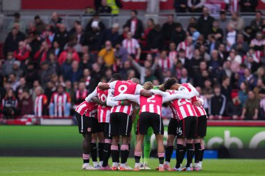 Brentford oyuncuları Premier League maçı sırasında Brentford Newcastle United 'a karşı Gtech Community Stadyumu' nda 9 Kasım 2025 'te bir araya geldiler. 