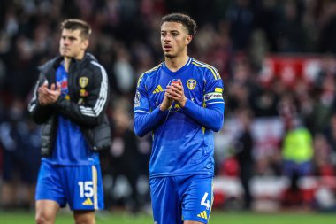 Leeds United takımından Ethan Ampadu, Premier League maçından sonra İngiltere 'nin Nottingham kentinde oynanan Nottingham Forest - Leeds United maçında taraftarları alkışlıyor.  