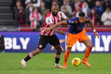 Newcastle United 'dan Malick Thiaw ve Brentford' dan Igor Thiago Premier League maçı sırasında Brentford Newcastle United ile Gtech Community Stadyumu, Londra, İngiltere, 9 Kasım 2025 