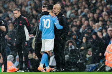 Manchester City teknik direktörü Pep Guardiola Manchester City 'nin 9 Kasım 2025 tarihinde Etihad Stadyumu' nda oynanan Premier League maçında Rayan Cherki ile el sıkışıyor. 