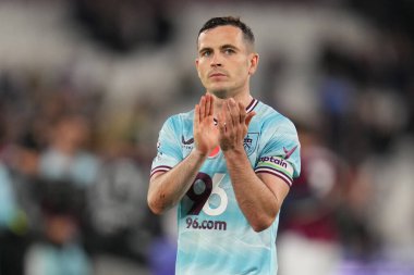 Burnley 'den Josh Cullen, Premier League' in 8 Kasım 2025 'te Londra Stadyumu' nda oynanan West Ham United-Burnley maçında taraftarlarını alkışlıyor. 