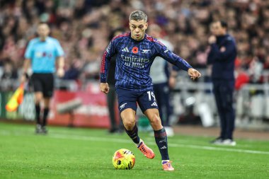 Arsenal 'den Leandro Trossard, 8 Kasım 2025' te İngiltere 'nin Sunderland şehrinde oynanan Premier League maçında Sunderland, Arsenal' e karşı oynuyor. 