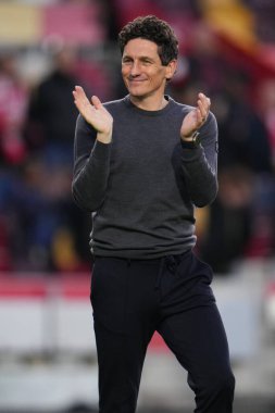 Brentford teknik direktörü, 9 Kasım 2025 'te Londra' daki Gtech Community Stadyumu 'nda oynanan Premier League karşılaşmasında Brentford - Newcastle United maçında ev desteğini alkışladı.  