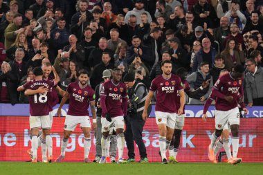 West Ham oyuncuları, 8 Kasım 2025 'te Londra' daki Londra Stadyumu 'nda oynanan West Ham United - Burnley Premier League maçında 2-1 öne geçtiler. 