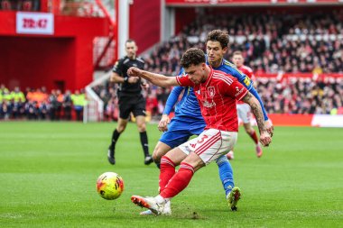 Nottingham Ormanı 'ndan Neco Williams Premier Lig maçı sırasında Nottingham Forest' a karşı Leeds United City Ground, Nottingham, İngiltere 'de 9 Kasım 2025' de topu kutuya atıyor. 
