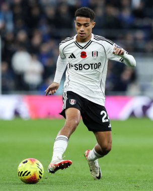Joshua King Fulham Premier Lig maçında ayaklarının dibinde topla Everton Fulham 'a karşı Hill Dickinson Stadyumu, Liverpool, Birleşik Krallık, 8 Kasım 2025 