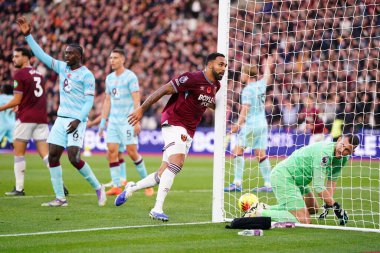 West Ham United takımından Callum Wilson Premier League maçında 1-1 öne geçiyor. West Ham United, Burnley 'e karşı. Londra Stadyumu, İngiltere, 8 Kasım 2025 