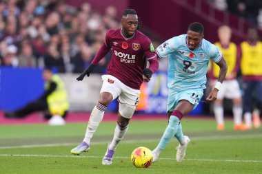 West Ham United 'tan Aaron Wan-Bissaka, Premier Lig maçı sırasında Burnley' li Jaidon Anthony 'nin baskısı altında Londra Stadyumu' nda West Ham United 'a karşı Burnley maçında topu aldı. 
