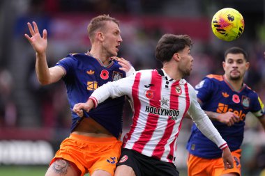 Newcastle United 'dan Dan Burn ve Brentford' dan Aaron Hickey Premier League maçında Brentford, Newcastle United 'a karşı Gtech Community Stadyumu, Londra, 9 Kasım 2025 