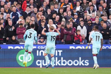 Burnley 'den Zian Flemming, Premier League maçında 8 Kasım 2025' te Londra Stadyumu 'nda West Ham United' a karşı Burnley maçında 0-1 'lik galibiyet golünü kutluyor. 