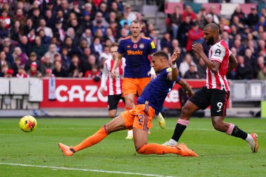 Newcastle United takımından Malick Thiaw, 9 Kasım 2025 'te İngiltere' deki Gtech Community Stadyumu 'nda oynanan Premier League karşılaşmasında Brentford - Newcastle United maçında topu Brentford Thiago' dan kazandı. 