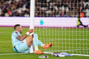 Burnley 'den Kyle Walker, Premier League maçı sırasında Londra Stadyumu' nda West Ham United ve Burnley maçında kale direğine çarptı. 