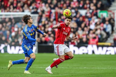 Nottingham Ormanı 'ndan Neco Williams, Premier Lig maçında Leeds United' tan Brenden Aaronson 'ın baskısıyla topu kontrol ediyor Nottingham Forest' a karşı Leeds United City Ground, Nottingham, İngiltere 'de 9 Kasım 2025' te oynanan karşılaşmada.