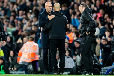 Pep Guardiola Manchester City teknik direktörü ve Arne Slot Liverpool teknik direktörü, Premier League maçının ardından 3-0 kazandıktan sonra Manchester City Liverpool 'a karşı Etihad Stadyumu, Manchester, İngiltere, 9 Kasım 2025 
