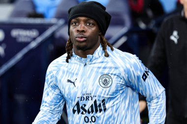 Manchester City 'den Jeremy Doku, 9 Kasım 2025 tarihinde Etihad Stadyumu' nda oynanan Premier League karşılaşması öncesinde ısınıyor. 