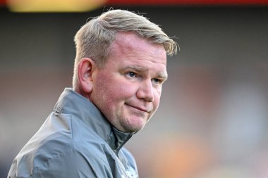 Fleetwood Town teknik direktörü Pete Wild 8 Kasım 2025 'te Crawley Town, Fleetwood Town' a karşı The People 's Emeklilik Stadyumu' nda oynanan maçta...  
