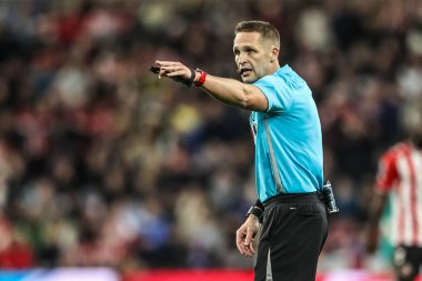 Hakem Craig Pawson, 8 Kasım 2025 'te İngiltere' nin Sunderland-Arsenal Stadyumu 'nda oynanan Premier League maçında talimat verdi. 