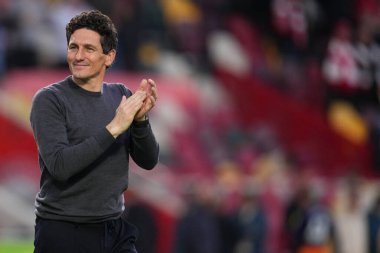 Brentford 'un Keith Andrews teknik direktörü Premier League maçında Brentford Newcastle United' a karşı 9 Kasım 2025 'te Londra' daki Gtech Community Stadyumu 'nda. 