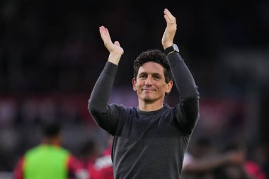 Brentford teknik direktörü, 9 Kasım 2025 'te Londra' daki Gtech Community Stadyumu 'nda oynanan Premier League karşılaşmasında Brentford - Newcastle United maçında ev desteğini alkışladı. 