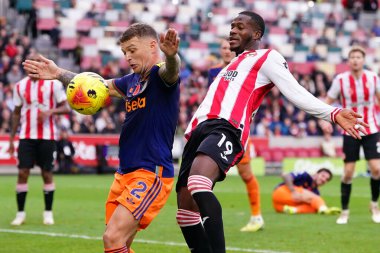 Newcastle United 'dan Kieran Trippier ve Brentford' dan Dango Ouattara Premier League maçı sırasında Brentford Newcastle United 'a karşı Gtech Community Stadyumu, Londra, İngiltere, 9 Kasım 2025 