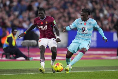 West Ham United 'dan El Hacı Malick Diouf ve Burnley' den Loum Tchaouna Premier Lig karşılaşmasında West Ham United, Burnley 'e karşı Londra Stadyumu, Londra, İngiltere, 8 Kasım 2025 