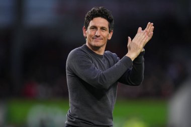 Brentford 'un Keith Andrews teknik direktörü, Premier League maçında Brentford - Newcastle United maçında 9 Kasım 2025' te Londra 'daki Gtech Community Stadyumu' nda ev desteğini alkışladı.  