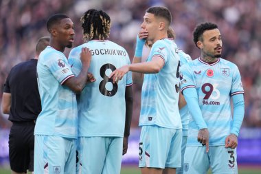 Burnley oyuncuları Premier Lig maçında serbest vuruşu savunmaya hazırlanıyor. West Ham United, Burnley 'e karşı Londra Stadyumu, Londra, İngiltere, 8 Kasım 2025 