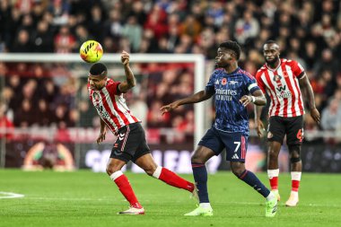 Sunderland 'dan Jensen Seelt, 8 Kasım 2025' te İngiltere 'nin Sunderland kentinde oynanan Premier Lig karşılaşmasında Arsenal' den Bukayo Saka 'nın baskısıyla topa önderlik ediyor. 
