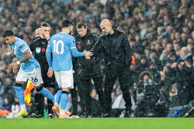 Manchester City teknik direktörü Pep Guardiola Manchester City 'nin 9 Kasım 2025 tarihinde Etihad Stadyumu' nda oynanan Premier League maçında Rayan Cherki ile el sıkışıyor. 