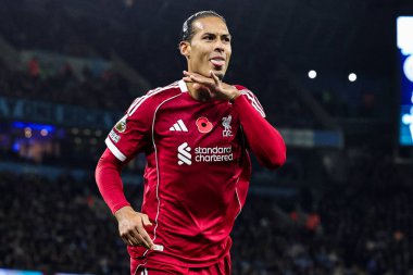 Liverpool 'dan Virgil van Dijk, Premier League maçında Manchester City ile Liverpool maçında 9 Kasım 2025' te Etihad Stadyumu 'nda attığı golü kutluyor. 