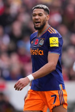 Newcastle United takımından Joelinton Premier League maçında Brentford Newcastle United 'a karşı Gtech Community Stadyumu, Londra, İngiltere, 9 Kasım 2025 