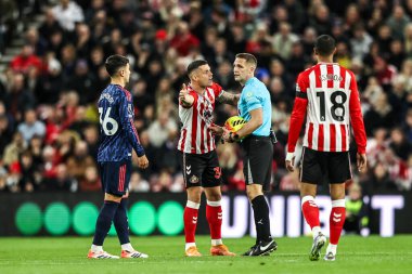 Sunderland 'dan GranitXhaka, 8 Kasım 2025' te İngiltere 'nin Sunderland kentinde oynanan Premier League karşılaşmasında hakem Craig Pawson' a sesleniyor. 