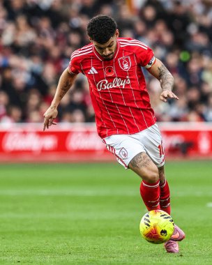Nottingham Ormanı 'ndan Morgan Gibbs-White, Nottingham Forest' a karşı Leeds United 'ın 9 Kasım 2025' te oynadığı Premier League maçında topu bırakıyor. 