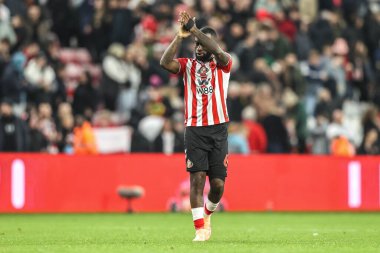 Sunderland 'dan Lutsharel Geertruida, 8 Kasım 2025' te İngiltere 'nin Sunderland kentinde oynanan Premier League maçı sonrasında taraftarları alkışlıyor. 