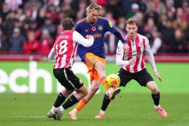 Newcastle United takımından Nick Woltemade Premier League maçında baskı altında top üzerinde Brentford Newcastle United 'a karşı Gtech Community Stadyumu, Londra, 9 Kasım 2025 