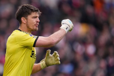Newcastle United takımından Nick Pope, 9 Kasım 2025 'te İngiltere' deki The Gtech Community Stadyumu 'nda oynanan Premier League karşılaşmasında Brentford' a karşı Newcastle United 'a karşı. 