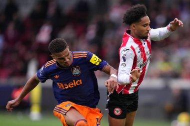 Brentford 'dan Kevin Schade ve Newcastle United' dan Malick Thiaw Premier League karşılaşmasında Brentford Newcastle United 'a karşı Gtech Community Stadyumu, Londra, İngiltere, 9 Kasım 2025 