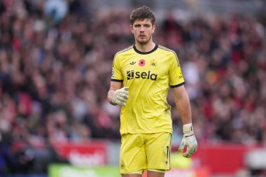 Newcastle United takımından Nick Pope, 9 Kasım 2025 'te Londra' daki Gtech Community Stadyumu 'nda oynanan Premier League maçı Brentford - Newcastle United maçında Newcastle United' dan Harvey Barnes 'ı kutluyor. 